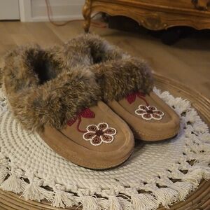 Faux Fur Trim Suede Moccasin Slippers with Beaded Floral Detail - Brown